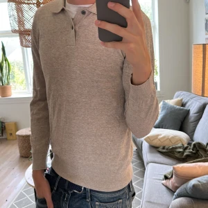 Stickad Rugbytröja - Trendig och stilren. Inga defekter, mycket bra skick. Skriv vid fundering ✌️