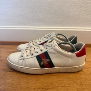 Gucci ace sneakers  - Säljer nu dessa fina Gucci skor | Fint skick | Storlek 38,5 | Kommer även med äkthetsbevis | Hör gärna av er vid frågor eller funderingar