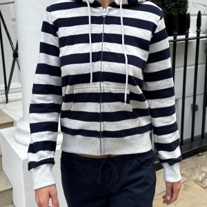 Brandy Melville randig hoodie  - Christy striped hoodie. Helt ny och endast använd en gång.