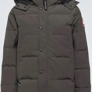 Svart dunjacka från Canada Goose - Säljer en svart dunjacka från Canada Goose med huva och klassisk logga på ärmen. Jackan har quiltad design, dragkedja och knappar framtill samt praktiska fickor med dragkedja. Perfekt för kalla vinterdagar och riktigt snygg streetstil. Vi har alla sturlekar!!!