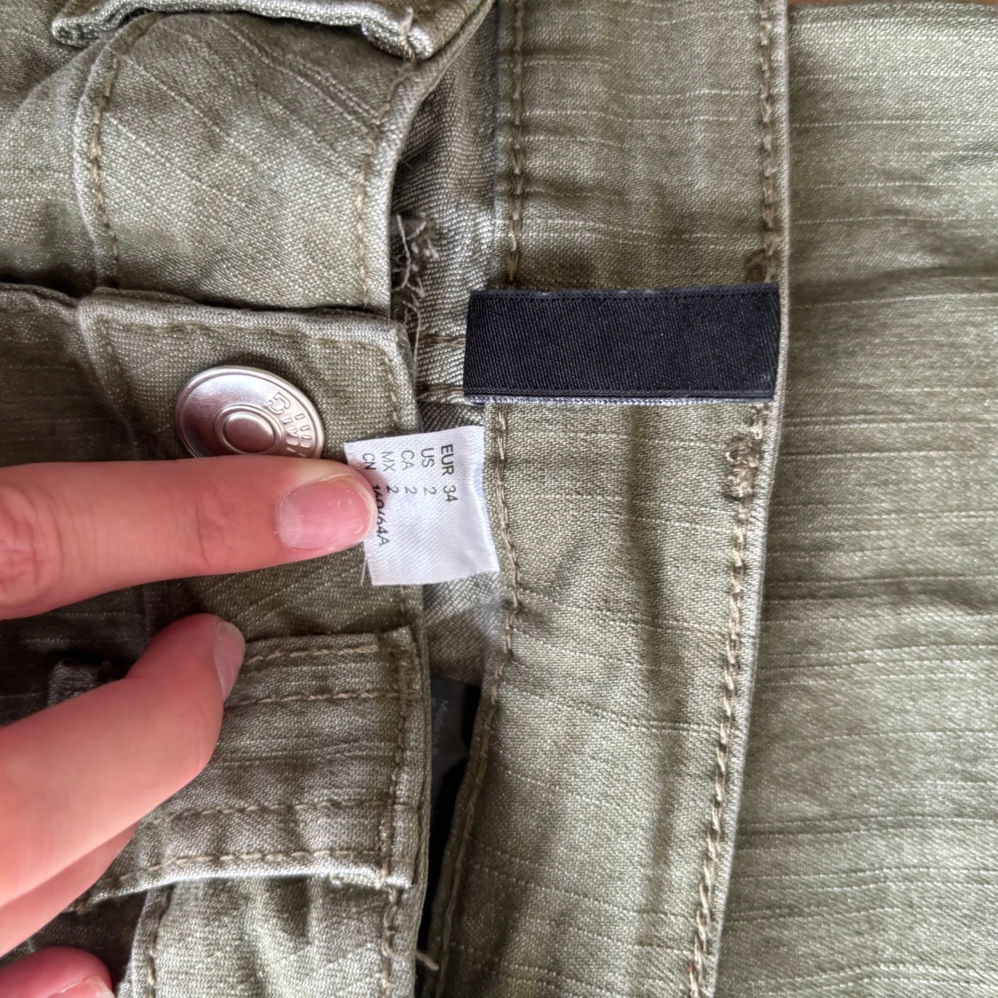 Olivgröna jeans med fickor, strl 34 - 1