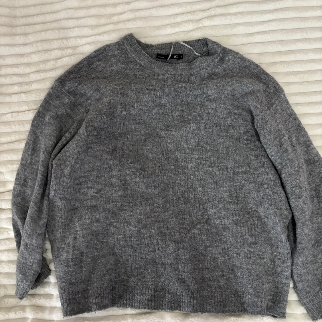 Grå stickad tröja - 1