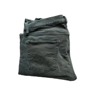 Gröna Sullivan Slim jeans Polo Ralph Lauren - Slimmade grå jeans från Polo Ralph Lauren, modell Sullivan Slim. Klassisk femficksdesign, raka ben och diskreta sömmar. Jeansen är tillverkade i bomull och har en snygg, mörkgrön ton som passar till det mesta.