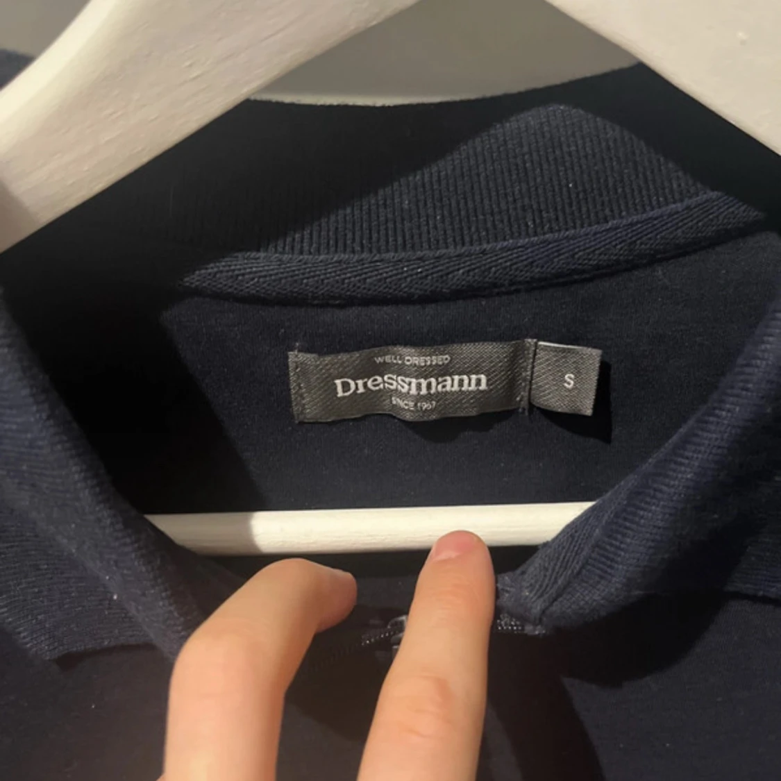 Marinblå pikétröja med half zip Dressmann - 1