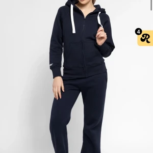 Russemerch marinblå  - Säljer nu mitt russemerch sett då jag inte använder längre. Vill ni köpa var för sig så tar jag byxorna för 350kr (nypris 499) och hoodin för 500kr (nypris 699). Inga defekter, hål eller annat. Xs i båda!💗