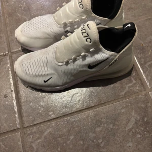 Nike Air Max 270 vita sneakers - Nya snören finns