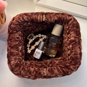 Virkad necessär (Clutch Bag) - Virkad necessär (Clutch Bag), med ihopfällbar ram.  🤎 Virkad av mig  🤎 Virkat i härligt chenille garn, i en underbart        fin och höstig brun färg 🍁 🤎 Denna är i storlek S 🤎 Mått: Bred ca  17 cm - Lång ca 18 / 18,5 cm  🤎 Kolla gärna in min Instagram för mer, @virkningbynadja 🍂