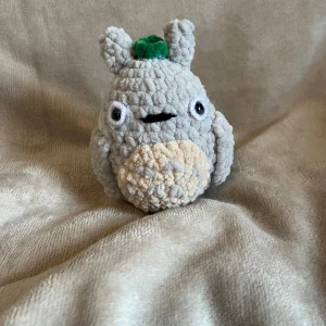 Söt liten totoro - Super gullig totoro till salu perfekt som t.ex dekoration. Den är ca 13 cm hög. Totoron har Säkerhetsögon som inte rekommenderas för barn unde tre år!