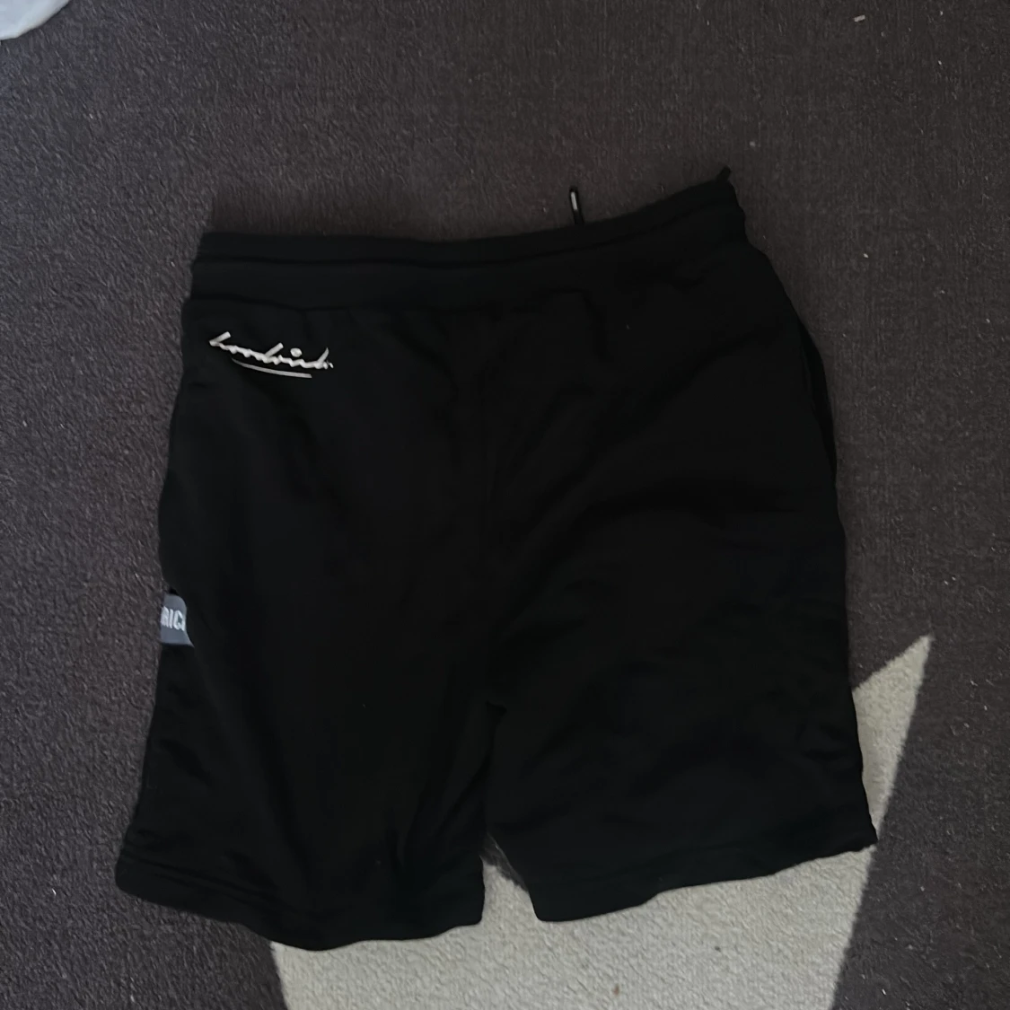 Svarta Hoodrich shorts med patchar - 1