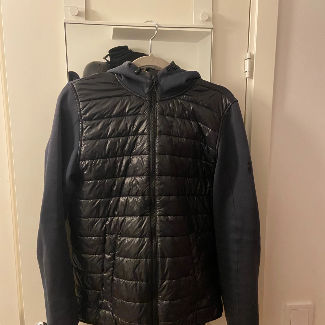 Svart hybridjacka Peak Performance S