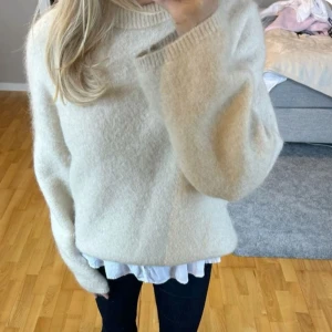 Vit stickad tröja från Ginatricot - Vit stickad från Gina i storlek xs. Nypris 399💗