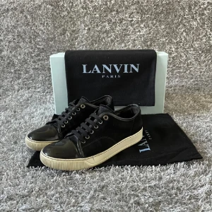 Lanvin skor  - Snygga svarta sneakers från Lanvin Paris. Skick 6/10, endast dustbag följs med. Storlek 8 motsvarar 42