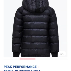 Peak performance jacka barn - Snygg peak performance jacka i barn stollen 150. Är öppen för pris förslag. Nypris 2100kr säljer för 1800. 😊😊ops dragkedjorna är u den gammal designen så dem är släta och glansiga 🥰