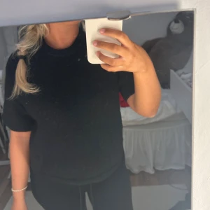 Svart stickad tröja Gina Tricot M - Svart stickad tröja från Gina Tricot i storlek M. Modellen har korta ärmar, rund hals och en loose passform som ger en chill vibe. Materialet är mjukt och lite fluffigt, perfekt för lager-på-lager. Enkel och stilren design som funkar till allt. Den är i M men skulle säga att den är som en S/XS.