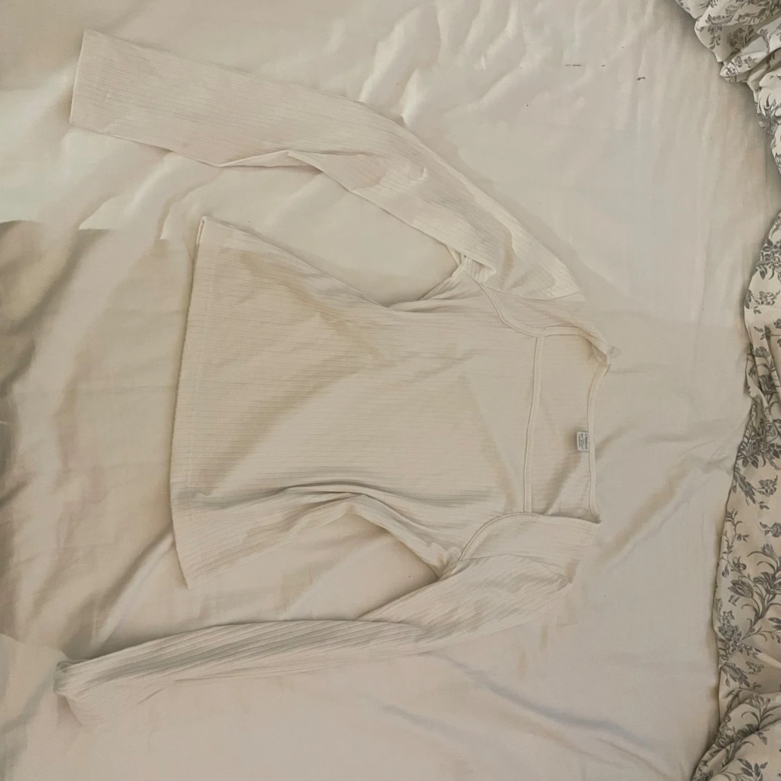 Ribbad vit långärmad topp