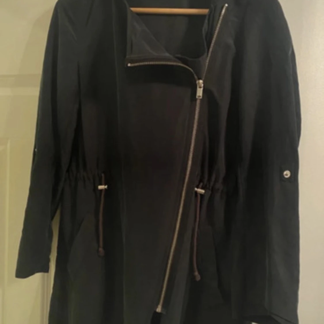 Svart parkajacka från H&M Divided - 3