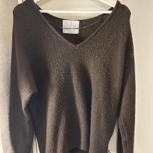 Stickad tröja - Jättefin brun stickad tröja 