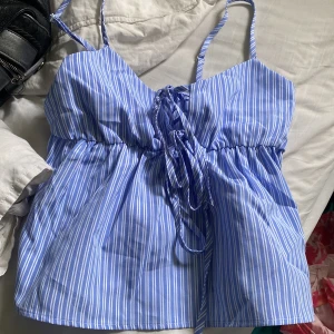 Supersnygg  topp blå vit festlig topp  - Säljer denna då den tyvärr inte kommer till användning 🥰