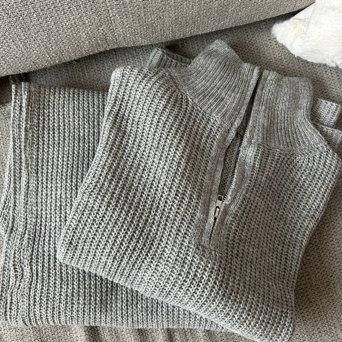 Grått stickat set – tröja och byxor