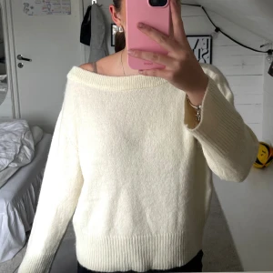 Vitt/beige/gul stickad tröja  - De är en vitt/gul/beige stickad tröja från Gina Young 💗Den är i storlek 146/152 men passar större 💓💓Säljer för 175kr för den är aldrig använd med lappen kvar!!Men pris kan diskuteras !!