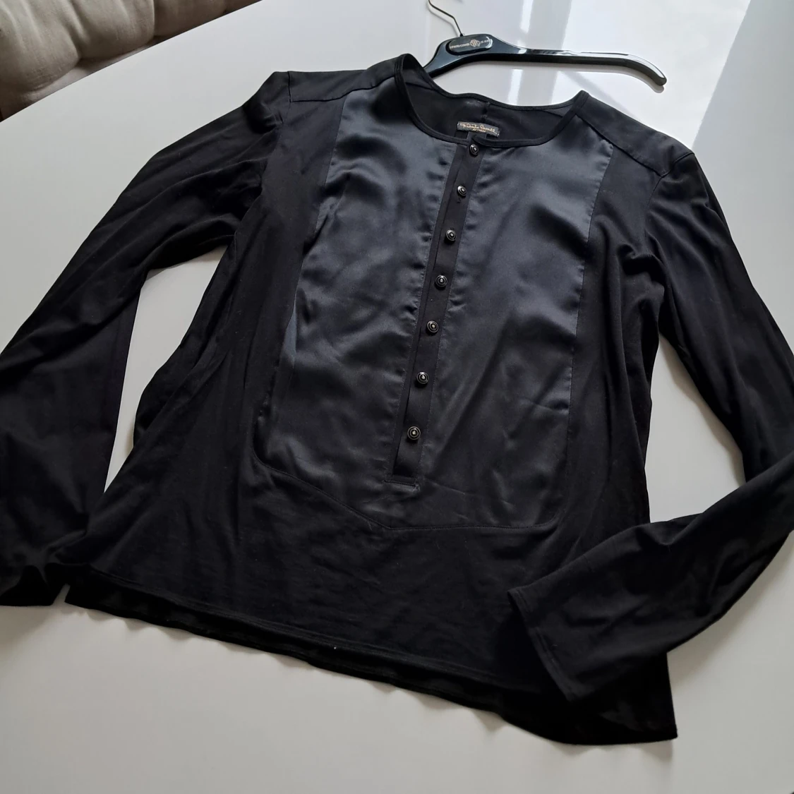 Svart skjortan från Roberto Cavalli at H&M, L i Siden o Bomull. 