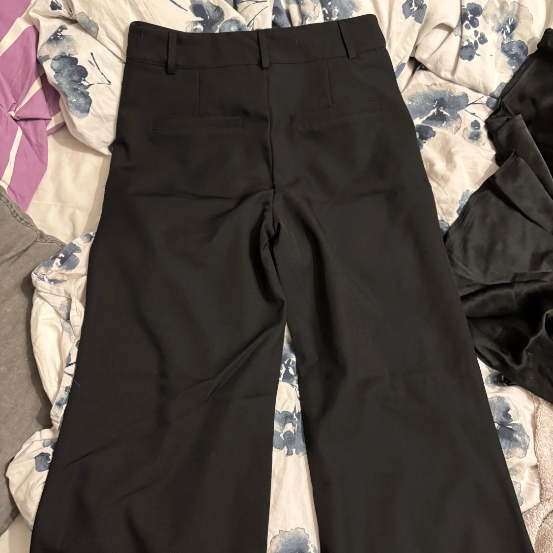 Svarta kostymbyxor med wide fit - 1