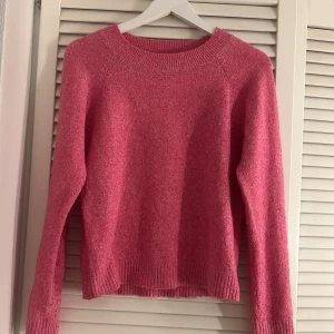 Rosa stickad tröja från Vera Moda  - Rosa stickad tröja från Vera Moda storlek S ( tröjan har ett litet hål på ena armen )