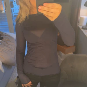 Mörkblå långärmad tight topp - Säljer sena mörkblåa tröjan från Intimissimi, tyvärr har den får två små små hål i tröjan då materialet är tunt. Så snygg och skön!!!
