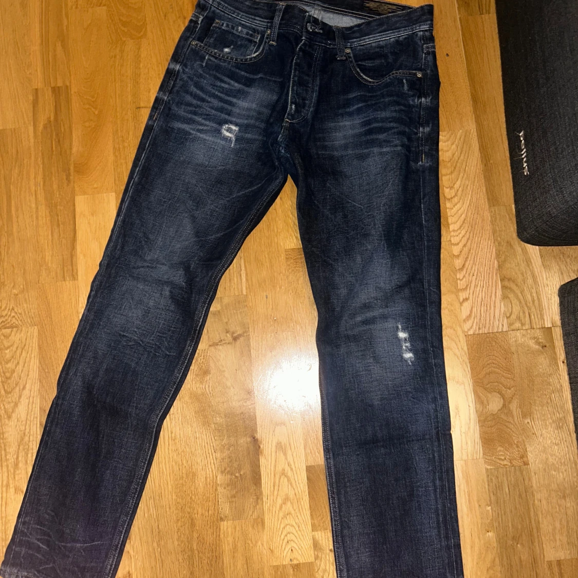 Mörkblå slim fit jeans med slitningar