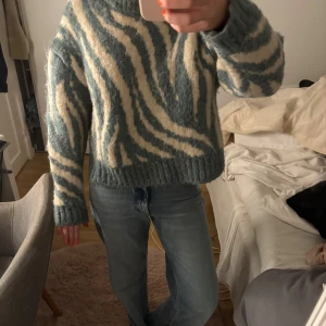 Zebramönstrad stickad tröja  - Jättefin stickad tröja, perfekt nu till hösten🍁🍁