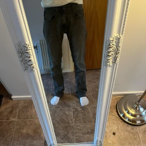 Replay Rocco grå jeans comfort fit - Säljer ett par Replay Rocco jeans i grå tvätt med comfort fit. Klassisk femficksmodell med snygga detaljer och broderad Replay-logga vid fickan. Jeansen har rak passform och är tillverkade i mjukt jeanstyg för extra komfort. Riktigt bra skick skriv vid frågor. Storlek 29/32