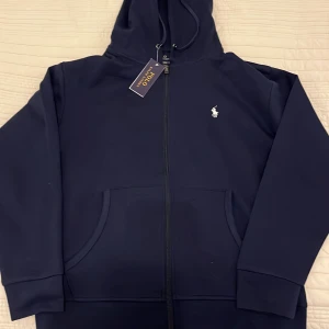 RL zip hoodie Navy blue - Ralph lauren zip hoodie navy blue Storlek L, Aldrig använts och är i nytt skick.