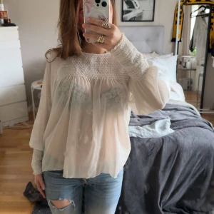 Vit/beige blus  - Blus frän Zara köpt second hand! Aldrig använd och väldigt fint skick💕Passar xs-m