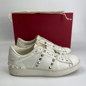 Valentino skor   - Hej! Säljer nu dessa sjukt snygga valentino skor. Skorna är i toppskick! Har begränsat antal boxar och dustbag. Hör av dig vid frågor. 