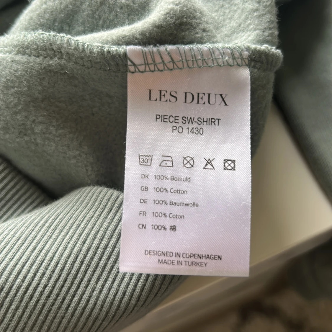 Grön sweatshirt från Les Deux - 2