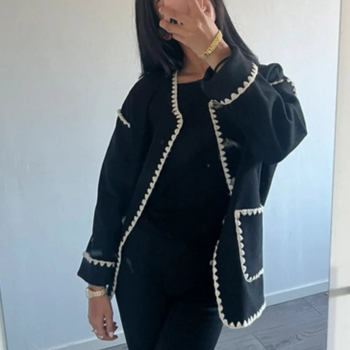 Svart cardigan jacka med vita detaljer - 1