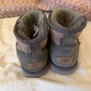 Gråa Uggs  - Så mysiga Uggs, bra skick 🩷