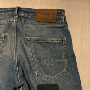 Replay jeans - Ett par snygga replay jeans med väldigt snygg tvätt och egengjorda slitningar. Jag har klippt de men jag klippte väldigt mycket så de är ca 80 cm långa tyvärr därav de låga priset men går lätt att sy upp så de ser ut som vanligt igen! Tveka inte att höra av er om ni vill ha mått eller bilder!