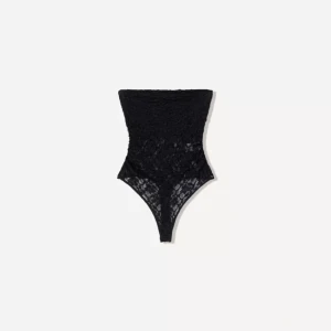 Svart spets body - Säljer denna superfina svarta bandeau spets bodyn från Bershka, prislapp kvar och endast testad en gång!