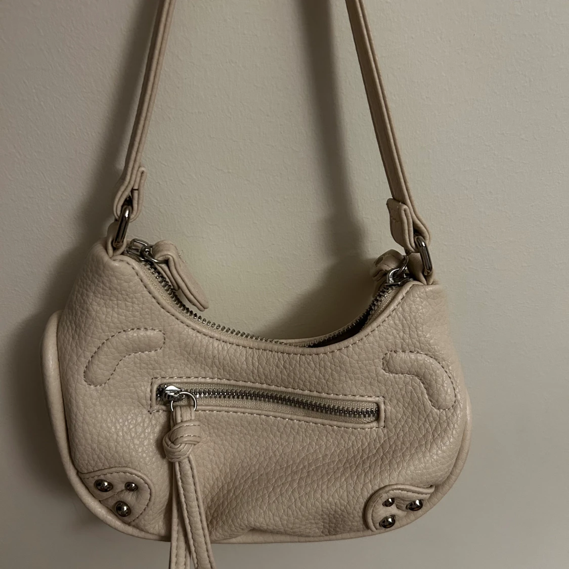 Beige axelväska i skinn med dragkedja