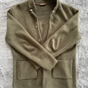 Stenströms kofta  - Säljer en stilren olivgrön kofta från Stenströms. Koftan har knappar framtill och praktiska fickor. Perfekt för en avslappnad men elegant look. Bara att höra av sig till oss vid minsta fundering😁