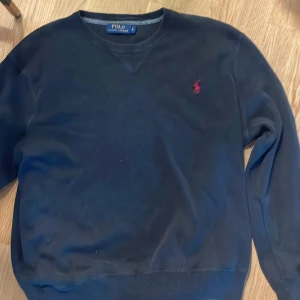 Ralph lauren stickad tröja - En sweatshirt från ralph lauren, använd 6-7 gånger. Storlek large men passar M också. 