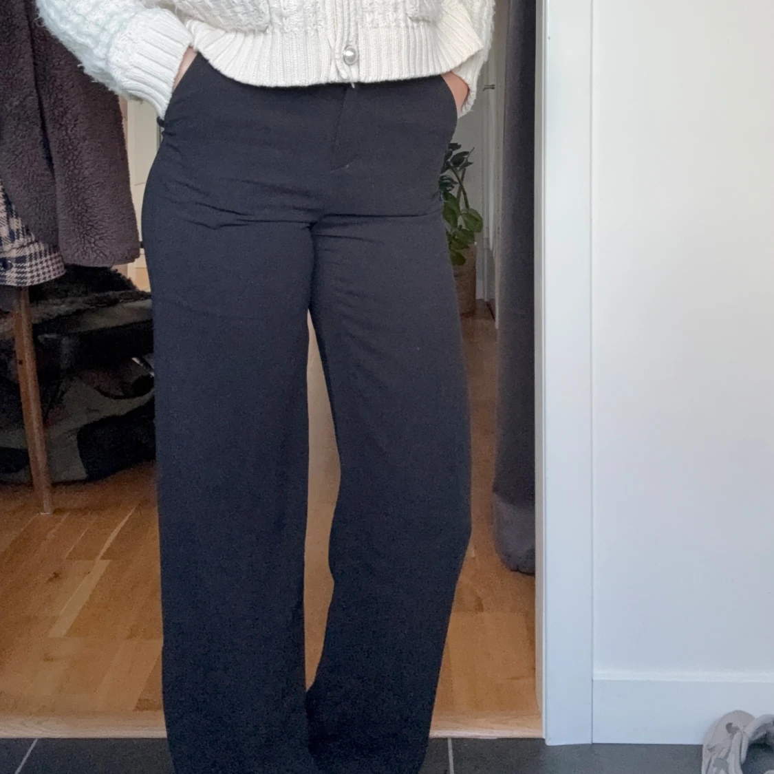 Svarta vida kostymbyxor med bälte - 1