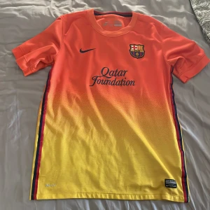 Lionel messi tröja köpt på camp nou!  - Den är som ny i kids size XL men är väldigt sällsynt så om du sparar på fotbolls tröjor så skulle jag varmt rekommendera denna!