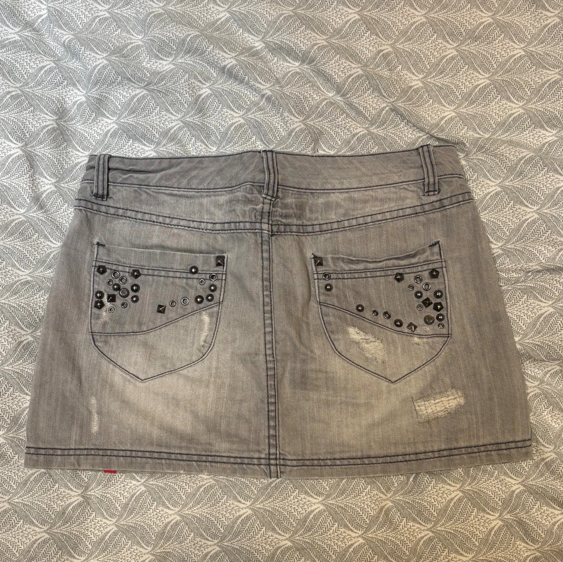 Grå mini jeanskjol med nitar Esprit - 1