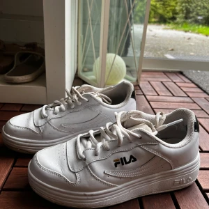 Vita sneakers från FILA - Bra skick