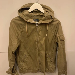 Ralph lauren jacka | strl S - Sjukt fet jacka från ralph lauren | Storlek:S | Defekter: Nej | bild på kan skickas vid begäran!