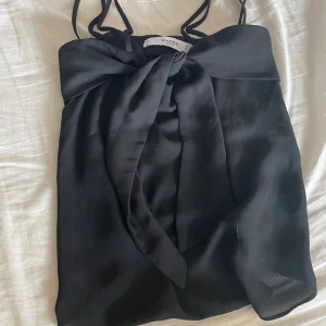 Luftig fin topp med knyten - Bra skick, köpt för ca 1 år sen och är använd ett fåtal gånger, ord 250kr