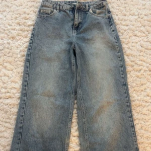 Blåa baggy jeans med rak passform - Snygga blå jeans med breda ben och rak passform. Klassisk femficksmodell med normal midja och dragkedja. Perfekta för en avslappnad och trendig stil. Använda max 2 gånger.