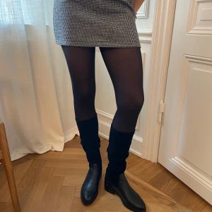 Svarta stövlar  - Svarta boots med två olika material. Justerbar höjd. 